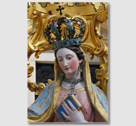 Volto e particolari della statua della Beata Vergine Maria all´interno del Santuario di Sommariva del Bosco